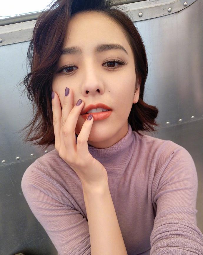组图：佟丽娅造型百变眼神魅惑笑容甜 大秀美腿自侃又变美了