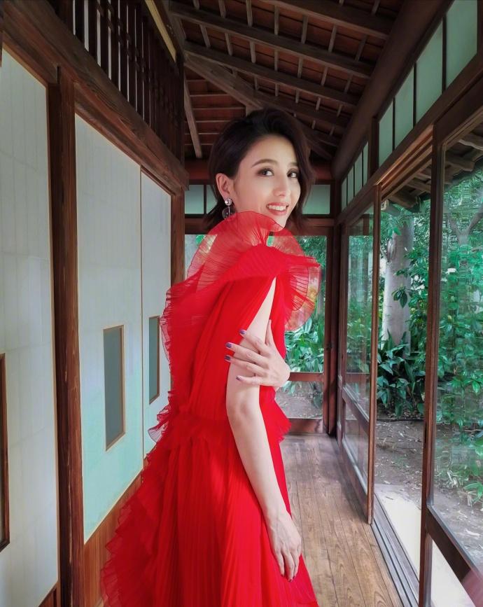 组图：佟丽娅造型百变眼神魅惑笑容甜 大秀美腿自侃又变美了