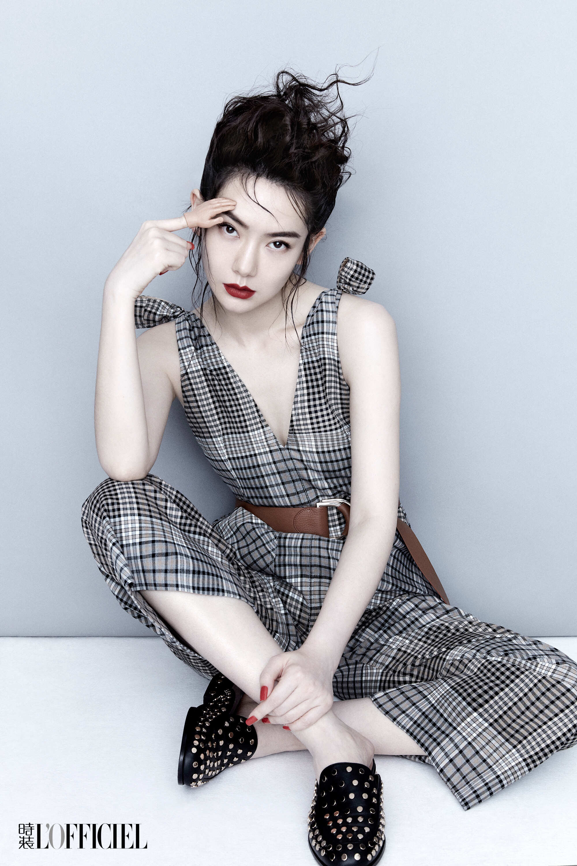 戚薇登时装杂志封面 帅气演绎“冷都女”