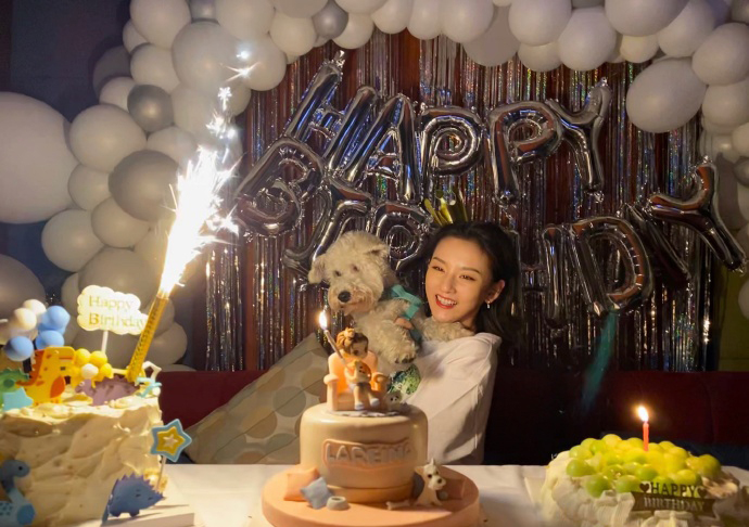 娱乐圈等着长大的宋祖儿 庆祝22岁生日 越长大越让吃瓜群众失望?