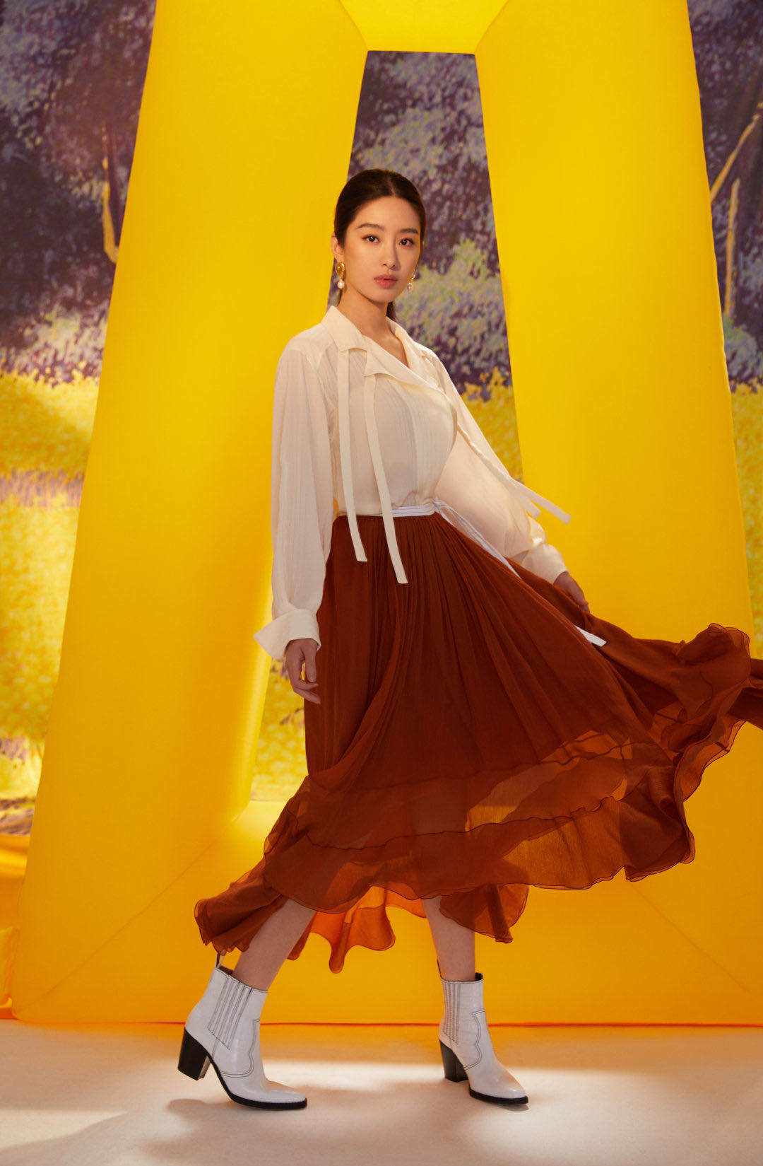 杨采钰明媚初夏多元风格 恣意随心