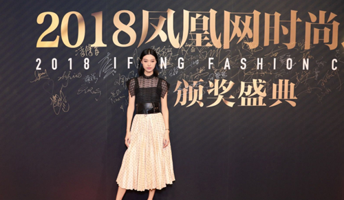  游天翼现身凤凰网时尚盛典黑白配尽显超模范儿