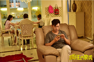 电影《疯狂一家秀》明日上映，唯爱与远方不可辜负