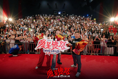 电影《爱是愤怒》重庆路演王安宇分享水下龙舟幕后 王玉雯解读守护型愤怒 主创鼓励普通人勇敢挥出一拳