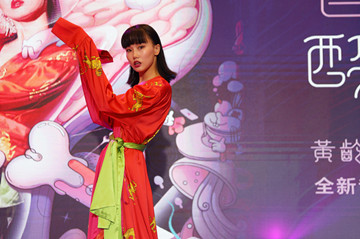 浴室歌后黄龄邀好友大开“睡衣趴” 歌声醉人酥软歌迷大呼被征服