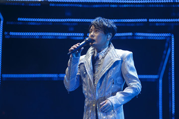张信哲演唱会首登佛山 感恩歌迷泪洒“未来式”舞台