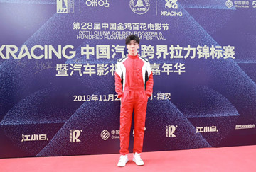 王博文新专辑《星》西安校园签唱 学生齐喊“大超学长”